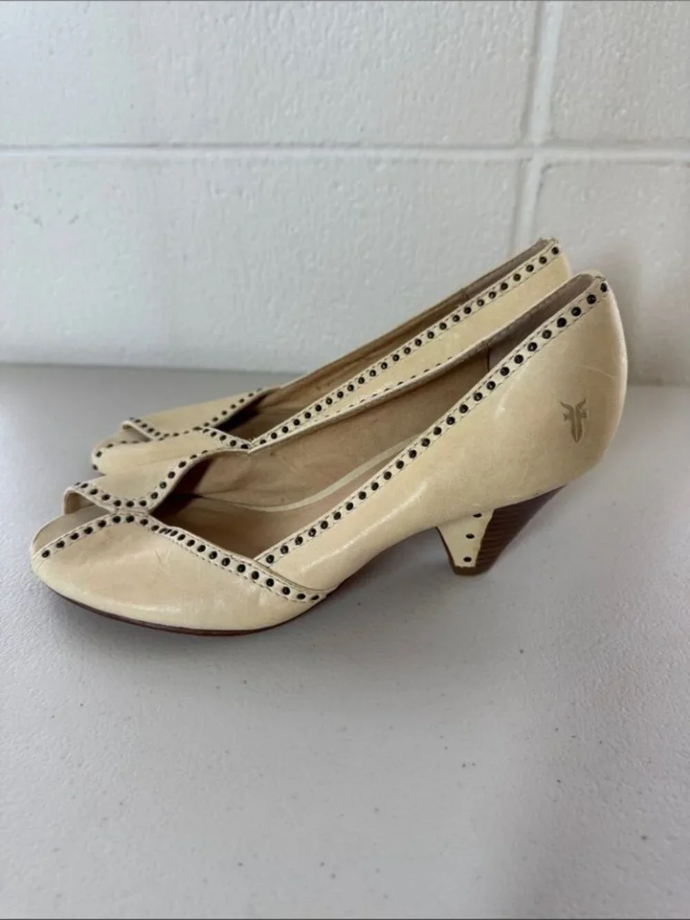Frye Ivory Studded Peep Toe Low Heel Retro Size 8 Leather Boho Cottagecore - Picture 2 of 14